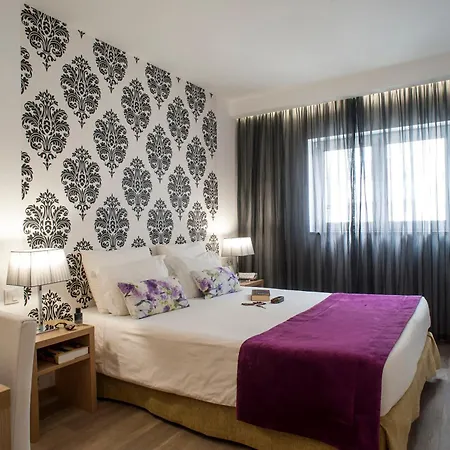 Genesis Hotel 3*