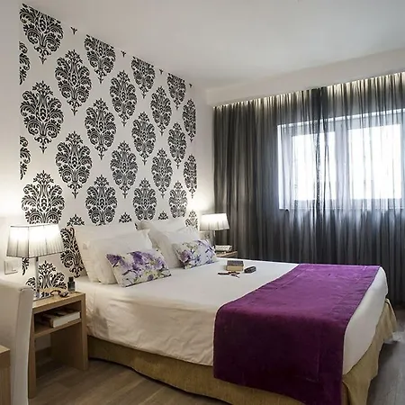 Genesis Hotel 3*